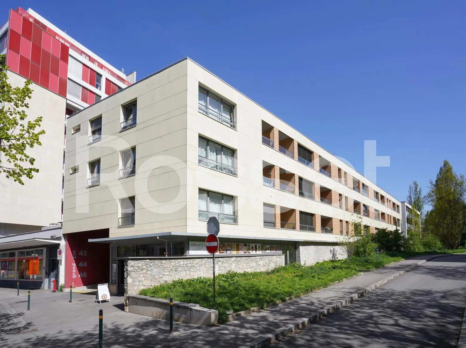 Appartement de 5 pièces au 2ème étage dans un immeuble avec ascenseur.
