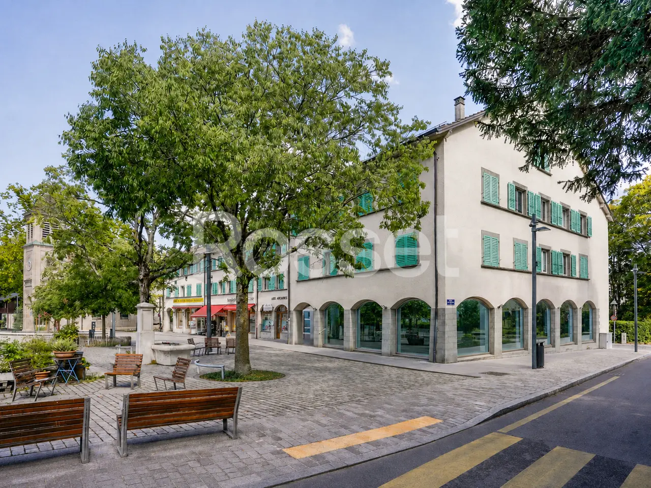 Arcade d'env. 153m² au rez-de-chaussée avec 121 m² au rez-inférieur