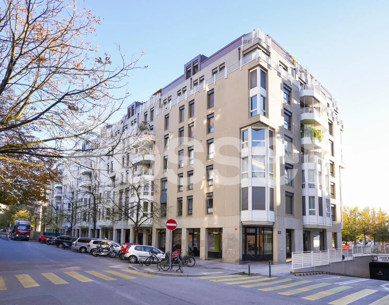 Appartement de 4 pièces au 5ème étage d'environ 83 m2 avec balcon.